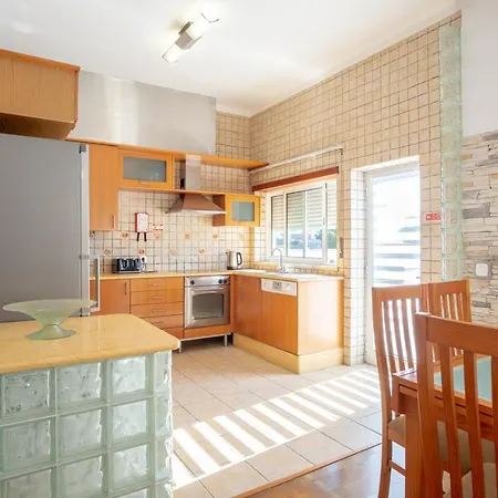 Βίλα 8 Rodrigues Family House - With Patio Ναζαρέ