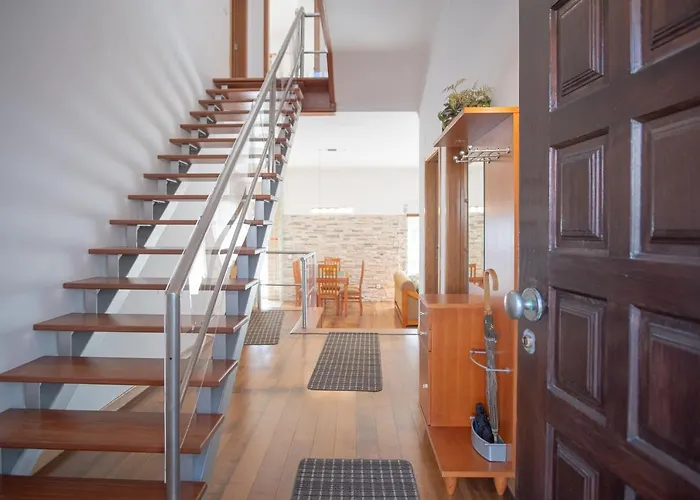 8 Rodrigues Family House - With Patio Villa Nazaré