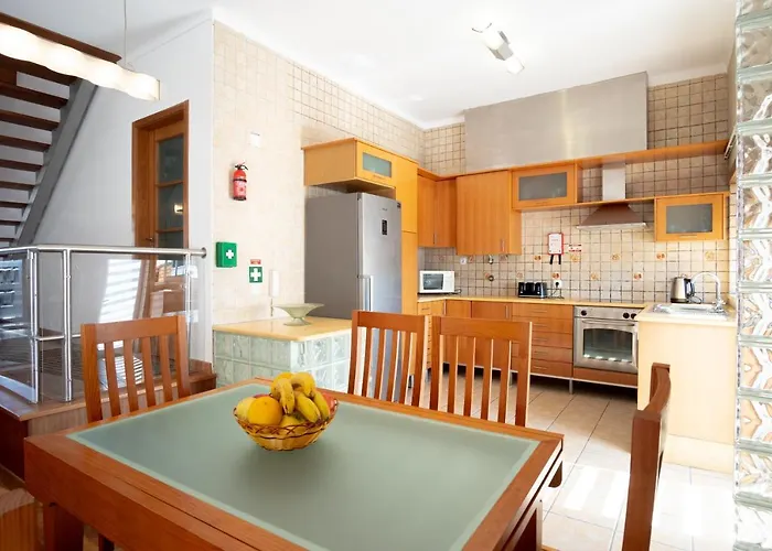 8 Rodrigues Family House - With Patio * Nazaré